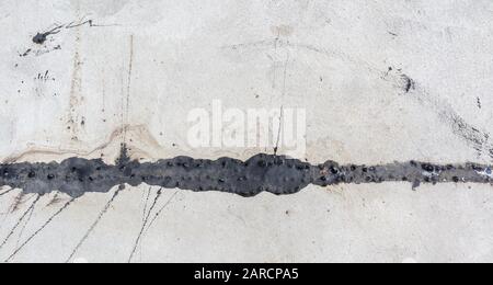 Asphalt in der Nut auf der Betonstraße Mit geraden Linien Stockfoto