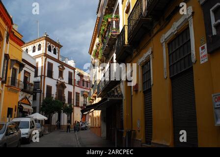 Eine Enge Straße im bunten jüdischen Viertel von Sevilla, Andalusien, Spanien. Stockfoto