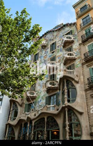 Das Casa Batllo ist ein berühmtes Barcelona-Apartmentgebäude, das von dem berühmten Jugendstilarchitekten Antonio Gaudi erbaut wurde. Stockfoto