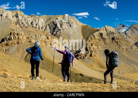 Trekker in der Ariden Bergkulisse auf dem unteren Dolpo-Trek im nepalesischen Himalaya, in der Nähe der Vilage von Dho Tarap Stockfoto