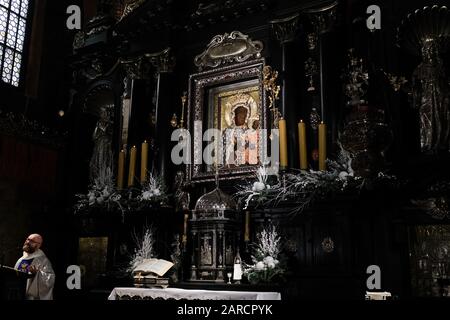 Polen, Tschenstochau - 21. Januar 2020: Kloster Jasna Gora: Das Wunderbare Bild der Schwarzen Madonna von Tschenstochowa (Unsere Liebe Frau von Tschenstochowa) Stockfoto