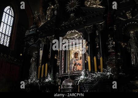 Polen, Tschenstochau - 21. Januar 2020: Kloster Jasna Gora: Das Wunderbare Bild der Schwarzen Madonna von Tschenstochowa (Unsere Liebe Frau von Tschenstochowa) Stockfoto