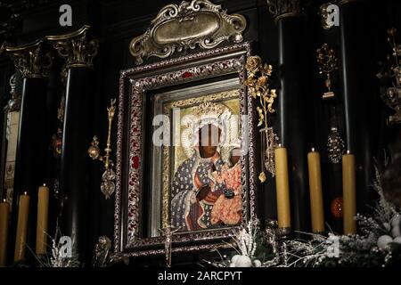 Polen, Tschenstochau - 21. Januar 2020: Kloster Jasna Gora: Das Wunderbare Bild der Schwarzen Madonna von Tschenstochowa (Unsere Liebe Frau von Tschenstochowa) Stockfoto