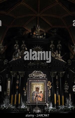 Polen, Tschenstochau - 21. Januar 2020: Kloster Jasna Gora: Das Wunderbare Bild der Schwarzen Madonna von Tschenstochowa (Unsere Liebe Frau von Tschenstochowa) Stockfoto