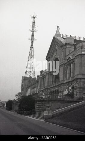 40er Jahre, Historical, Alexandra Palace, London, England, Großbritannien, zeigt das Äußere des Gebäudes und den Fernsehmast. 1936 wurde das Gebäude zum Sitz des ersten regulären Fernsehdienstes der BBC und wurde bis 1956 als Hauptsendezentrum der BBC für London weitergeführt. Stockfoto