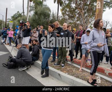 Calabasas, Unbessed States, 26. Januar 2020. Fans versammeln sich vor dem Hubschrauberabsturz auf dem Hügel von Calabasas, Kalifornien Sonntagnachmittag Jauary 26, NBA-Star Kobe Braynt und sein 13-jähriger Kämpfer Gianna waren unter den 9 Menschen, die bei dem Absturz getötet wurden. Credit: Daniel Dreifuss/Alamy Live News Stockfoto