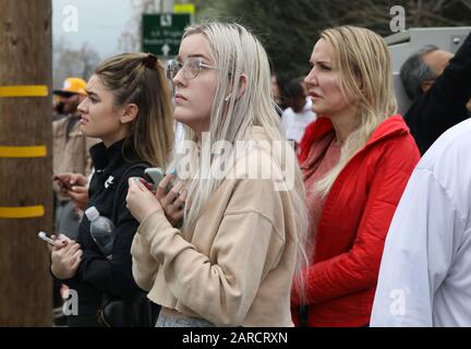 Calabasas, Unbessed States, 26. Januar 2020. Fans versammeln sich vor dem Hubschrauberabsturz auf dem Hügel von Calabasas, Kalifornien Sonntagnachmittag Jauary 26, NBA-Star Kobe Braynt und sein 13-jähriger Kämpfer Gianna waren unter den 9 Menschen, die bei dem Absturz getötet wurden. Credit: Daniel Dreifuss/Alamy Live News Stockfoto