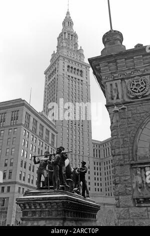 Der Terminal Tower, ein wegweisendes Gebäude, vom Soldiers and Sailors Monument in der Innenstadt von Cleveland, Ohio, USA aus betrachtet. Stockfoto