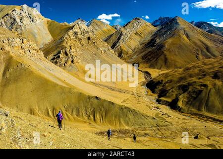 Trekker in der Ariden Bergkulisse auf dem unteren Dolpo-Trek im nepalesischen Himalaya, in der Nähe der Vilage von Dho Tarap Stockfoto