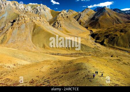 Trekker in der Ariden Bergkulisse auf dem unteren Dolpo-Trek im nepalesischen Himalaya, in der Nähe der Vilage von Dho Tarap Stockfoto