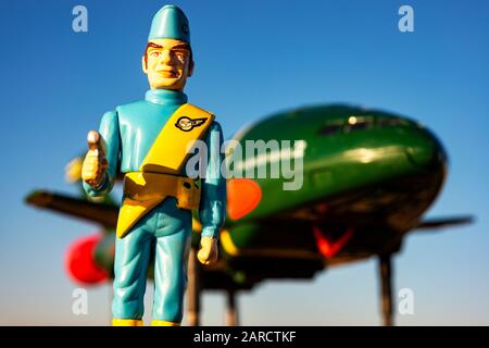 Scott Tracy mit Thunderbird 2-Modellspielzeug Stockfoto