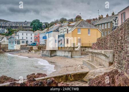 Das kornische Meer in Kingsand sieht auch im Winter schön aus mit den bemalten Fischerhäusern und der schönen Steinfarbe, sehr hübsches Dorf. Stockfoto