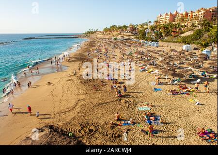 Kanarische Insel Teneriffa, SPANIEN - 27 Dez, 2019: Tourits auf Playa El Duque. Es ist einer der beliebtesten Strände auf Teneriffa. Stockfoto