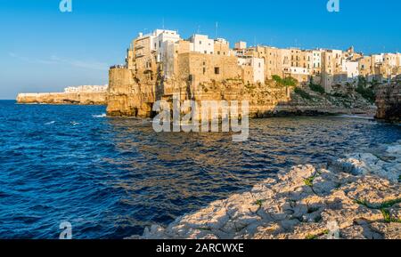 Polignano a Mare in den späten Nachmittag, Provinz Bari, Apulien (Puglia), Süditalien. Stockfoto