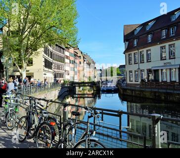 Stadtbild mit Wasser und Häusern in Straßburg Frankreich Stockfoto