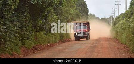 LKW, der auf einer schmutzigen Straße im amazonas im Süden Brasiliens unterwegs ist. Stockfoto