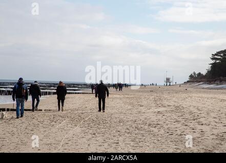 Menschen, die am Ostseestrand von Zempin auf der Insel Usedom wandern Stockfoto