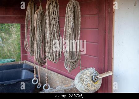 Ein Wagen vor einem Fischerhaus. Über dem Wagen hängen Seile und Fischernetze. Stockfoto