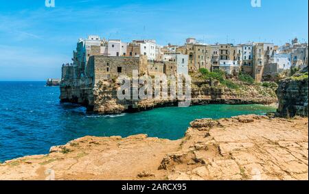 Panoramischer Anblick in Polignano a Mare, in der Provinz Bari, Apulien (Puglia), Süditalien. Stockfoto