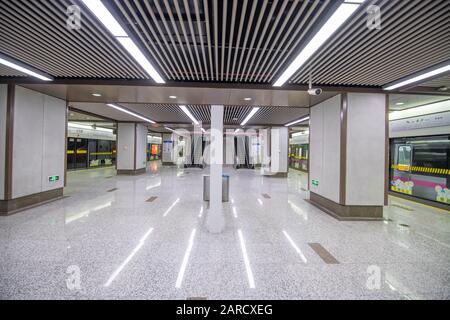 Shanghai, China, 26. Januar 2020, Ein leerer U-Bahnhof, Edwin Remsberg Stockfoto