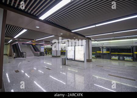 Shanghai, China, 26. Januar 2020, Ein leerer U-Bahnhof, Edwin Remsberg Stockfoto