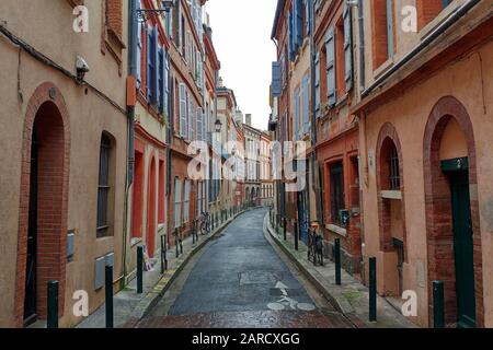 "La ville Rose" - Toulouse, Frankreich, verfügt über zahlreiche Gebäude mit einer markanten rot-rosafarbenen Ziegelfarbe. Dies verleiht den Namen "die Rosenstadt". Stockfoto