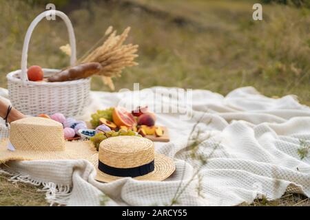 Stilvolle Sommer Picknick auf einer weißen Decke Stockfoto