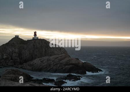 Lindesnes Leuchtturm (fyr) im Winter mit einem besonderen Licht in den Wolken Stockfoto