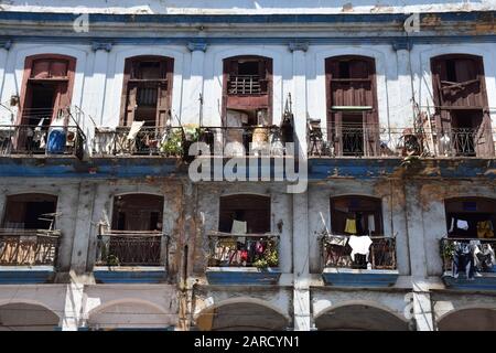 Ein typisches altes Haus mit Balkon im Kolonialstil im Zentrum von Havanna Stockfoto