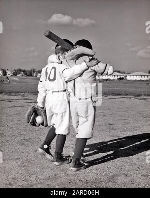 1960ER JAHRE RÜCKANSICHT ZWEI JUNGEN ARM IN ARM RÜCKANSICHT TRAGEN KLEINE LIGA BASEBALL-UNIFORMEN - B14309 HAR001 HARS JOY LIFESTYLE BRÜDER GESUNDHEIT LEICHTATHLETIK KOPIE RAUM FREUNDSCHAFT VOLLE LÄNGE INSPIRATION FÜRSORGLICHE MÄNNER ATHLETISCHE SNEAKER B&W AKTIVITÄT GLÜCK KÖRPERLICHE KRAFT PALS ARM IN ARMERHOLUNG RÜCKANSICHT UNIFORMEN VERBINDUNG KONZEPTIONELLE ATHLETEN FLEXIBILITÄT FREUNDLICHE MUSKELN UNTERSTÜTZEN BESTEN FREUND ZURÜCK ANSICHT BALL SPIEL BALL ZUSAMMENARBEIT WACHSTUM JUGENDLICHE ENTSPANNUNG ZUSAMMENGEHÖRIGKEIT GEHEN WEG BASEBALL BAT BEST FRIENDS BFF SCHWARZ UND WEISS KAUKASISCHE ETHNIZITÄT HAR001 ALTMODISCH Stockfoto