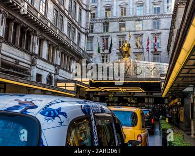 Taxies Außerhalb, The Savoy Hotel, Front Entrance, On The Strand, City of Westminster, London, England, Großbritannien, GB. Stockfoto