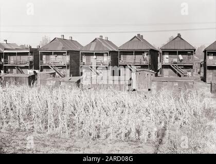 1920ER JAHRE 1930ER JAHRE AFRO-AMERIKANISCHE SIEDLUNG IN DER NÄHE VON STAHLGIESSEREIEN HÄUSER EAST ST. LOUIS ILLINOIS USA - B3796 HAR001 HARS STRUKTUREN FIRMA RESIDENZ BENACHTEILIGTE GEBÄUDE ISOLIERUNG MAISFELD GHETTO ILLINOIS RESIDENCES SLUM ZWEISTÖCKIG SCHWARZ UND WEISS HAR001 ALTMODISCH EINSCHRÄNKEN AFROAMERIKANISCHE AMERIKANER Stockfoto