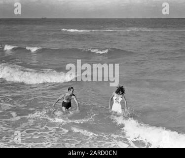 1930ER JAHRE 40ER-JAHRE-URLAUBSPAAR MIT BADEANZÜGEN, DIE IN MEERESBRANDUNG AM STRAND ZUSAMMEN SPIELEN FLORIDA USA - B7138 HAR001 HARS SPORT NOSTALGISCHES AKTIVES PAAR ROMANTIK ALTE ZEIT NOSTALGIE ALTE MODE 1 FITNESS SILLY TROPICAL HEALTHY BALANCE COMIC-FERIENSPORTLER FREUT SICH FREUDE LIFESTYLE OCEAN WEIBCHEN VERHEIRATETE EHEGATTEN GESUNDHEIT LEICHTATHLETIK VEREINIGTE STAATEN KOPIEREN RAUMFREUNDSCHAFT GANZLÄNGE DAMEN PERSONEN VEREINIGTE STAATEN VON AMERIKA MÄNNER ATHLETISCHE SURF B&W PARTNER NORDAMERIKA FREIHEIT NORDAMERIKA ZEIT AUS AKTIVITÄT HUMORVOLLES GLÜCK KÖRPERLICH FRÖHLICHE HOHE WINKEL FREIZEITSTÄRKE Stockfoto