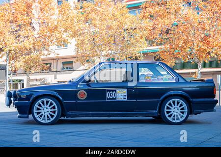 Montmelo, SPANIEN - 30. NOVEMBER 2019: Zweitürige BMW 3er (E30) Limousine (Zweite Generation BMW 3er), Seitenansicht Stockfoto