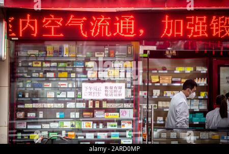 Shanghai, China, 27. Januar 2020, Außerhalb der Apotheke mit Technikern im Inneren, die Masken tragen, Edwin Remsberg Stockfoto