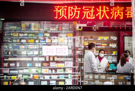 Shanghai, China, 27. Januar 2020, Außerhalb der Apotheke mit Technikern, die im Inneren mit Masken sprechen, Edwin Remsberg Stockfoto