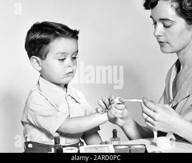 MUTTER AUS DEN 1950ER JAHREN, DIE ERSTE HILFE MIT GEROLLTEN GAZE BANDAGE VERABREICHT HAT, UMHÜLLT DEN VERLETZTEN ZEIGEFINGER DES KLEINEN JUNGEN - F1527 HAR001 HARS JUGENDLICHE UMHÜLLUNG JUNGER ERWACHSENEN-HELFER-VERBAND SÖHNE FAMILIEN LIFESTYLE FRAUEN VERLETZT ROLLED STUDIO FOTO HAUS LEBEN KOPIE RAUM FREUNDSCHAFT HALBE LÄNGE DAMEN PFLEGE MÄNNER B&W INDEX VERLETZT MIT GAZE CONNECTION JUNGEN WACHSTUM DER ZUSAMMENARBEIT VON BABYJUNGEN JUNGE MÜTTER BERUHIGENDE ZWEISAMKEIT JUNGE ERWACHSENE FRAU VERABREICHENDE SCHWARZE UND WEISSE KAUKASISCHE ETHNIE ERSTE HILFE HAR001 ALTMODISCH Stockfoto