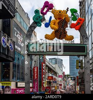 Tokio, Japan, August 2019 - Eingang zum Tor zur Takeshita Straße, einem beliebten Einkaufsviertel unter Jugendlichen und Touristen Stockfoto