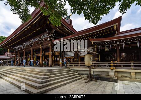 Außenansicht des Meiji-Jingu-Schreins, am meistbesuchten Shinto-Schrein Tokios. Tokio, Japan, August 2019 Stockfoto