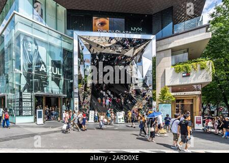 Tokyu Plaza ist ein Modeeinkaufszentrum im Viertel Omotesando mit einem malerischen Eingang, der von Spiegeln bedeckt ist. Tokio, Japan, August 2019 Stockfoto