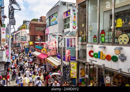 Tokio, Japan, August 2019 - Blick auf die Takeshita Straße (Takeshita Dori), eine überfüllte Gegend, die unter den Jugendlichen sehr beliebt ist. Ist der beste Ort, um den zu finden Stockfoto