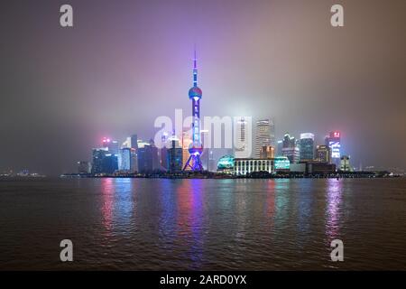 Shanghai, China, 27. Januar 2020, Nebel verweilt um die Stadt Shanghai, Edwin Remsberg Stockfoto