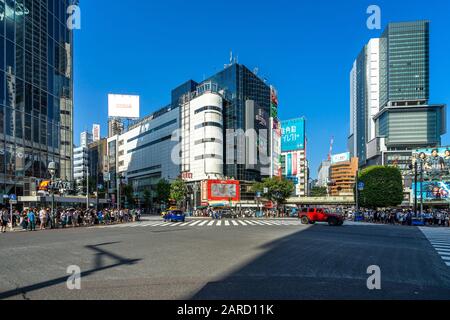 Tokio, Japan, August 2019 - Blick auf Shibuya Crossing am sonnigen Tag, einer der berühmtesten Wahrzeichen Tokios Stockfoto