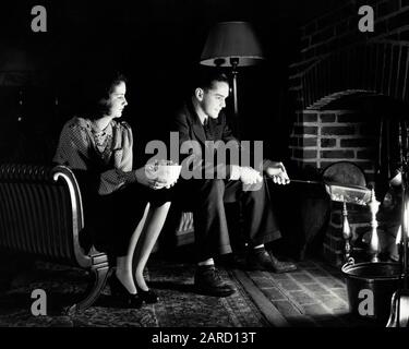 Zwei Teen Mädchen Kamin, tragen Strumpfhosen und Hausschuhe, Blick in