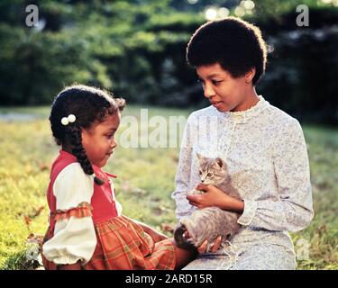 1970ER JAHRE 1960ER JAHRE MUTTER UND TOCHTER IN HINTERHOFMUTTER, DIE EIN TABBY-KÄTZCHEN HÄLT - KC8178 PHT001 HARS JUGENDKATZEN KOMMUNIKATION JUNGER ERWACHSENEN-FRIEDEN TEAMWORK STARKE FREUDE LEBENSSTIL FRAUEN LÄNDLICHES LEBEN HALBE LÄNGE DAMENTÖCHTER PERSONEN INSPIRATION PFLEGE HAUSTIERE SELBSTVERTRAUEN TABBY GLÜCK SÄUGETIERE STÄRKE AFROAMERIKANISCHE UND FELINE SCHWARZE ETHNISCHE AUTORITÄTSVERBINDUNG STILVOLLES FELINE PERSÖNLICHE ANHÄNGLICHKEIT ZUNEIGUNG EMOTIONEN JUNGE KITTY MAMMALS ENTSPANNUNG ZUSAMMENGEHÖRIGKEIT JUNGE ERWACHSENE FRAU OLD FASHIONED AFRICAN AMERICANS Stockfoto