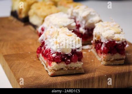 Zwei verschiedene Arten von Mini-Kuchen mit Mohn und Korinten Stockfoto