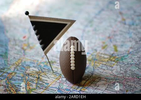 Eine Karte von Oakland, Kalifornien, die mit einem Flaggenstift und einem Fußball gekennzeichnet ist. Stockfoto
