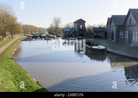 Gebäude in Hatton Schlösser, im Winter, mit blauem Himmel, Spiegelungen, leerem Boot und Pfad. Stockfoto