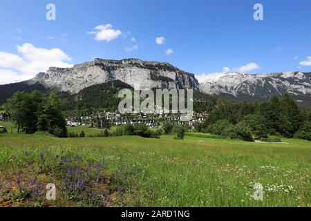 Blick auf das Dorf Flims und Berge, Schweiz Stockfoto