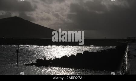 Aberystwyth Wales Großbritannien. Küstensilhouette mit großem Berg im Hintergrund Stockfoto